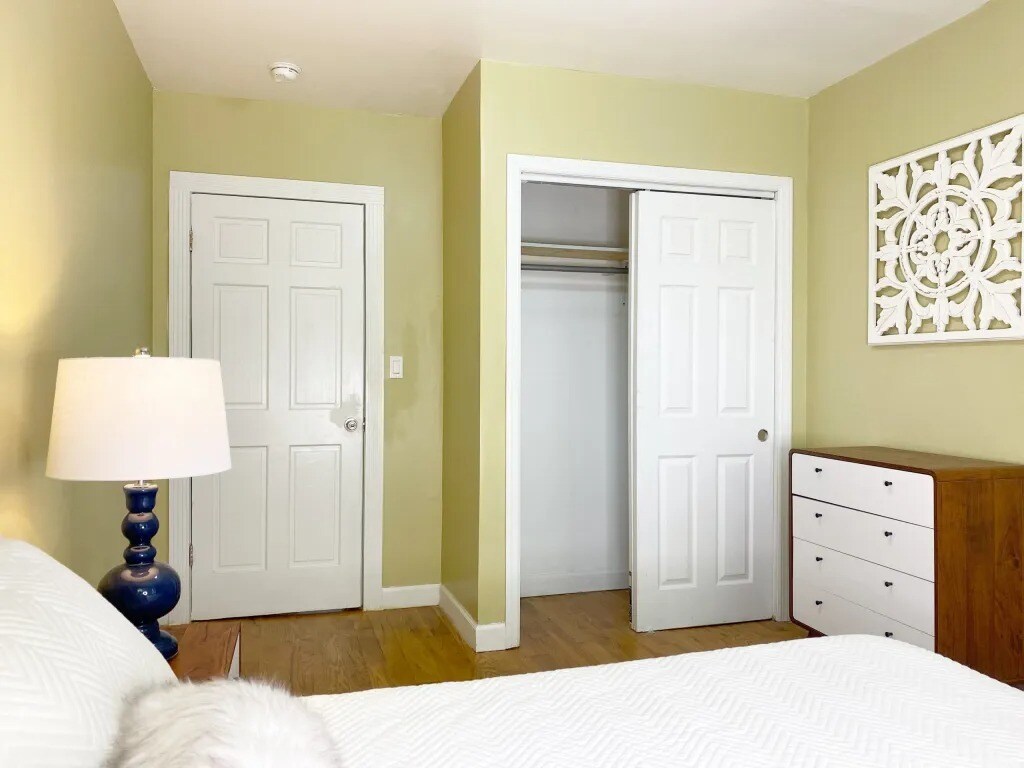 Building Photo - Furnished room/NOT APARTMENT