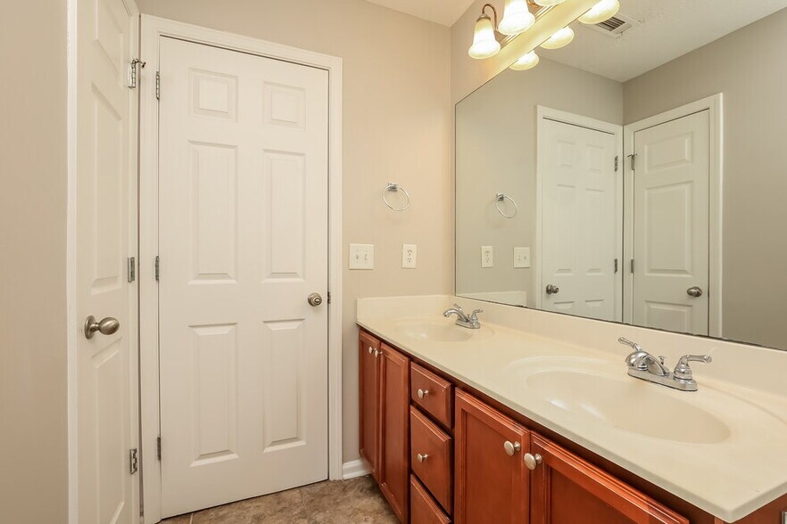 Building Photo - 300 Sarna Dr