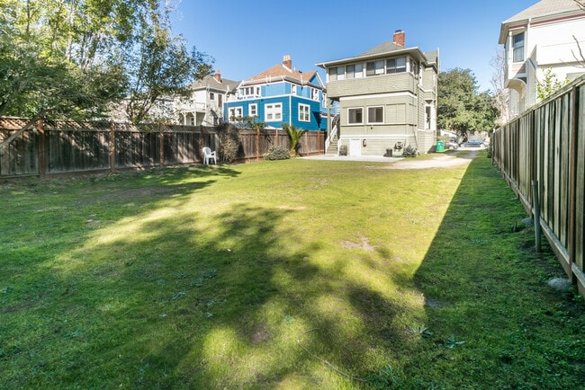 Building Photo - 1830 San Antonio Ave