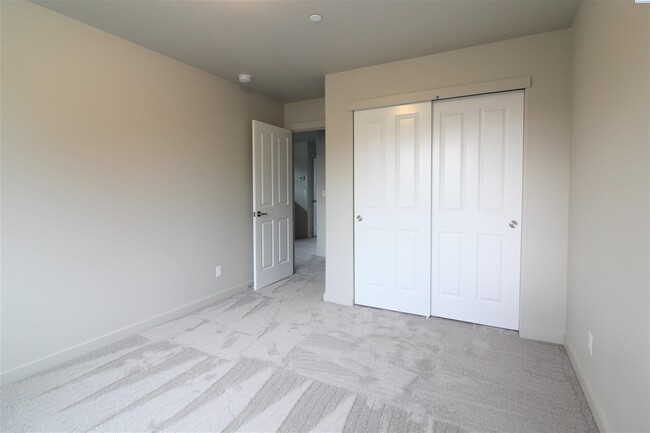 Building Photo - 3 bed, 2.5 bath  Kennewick Townhouse