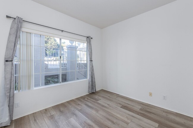 Building Photo - Beautiful corner unit in Lake San Marcos