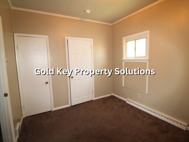 Building Photo - Spacious 2 BR 1 BA House with Central Air and Enclosed Porch (SECTION 8 APPROVED)