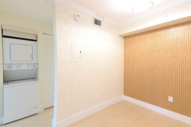 Building Photo - 6040 Shaker Wood Cir