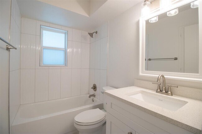 Building Photo - 806 E 13th St