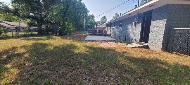 Building Photo - 1418 N Roberson St