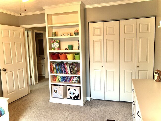 Building Photo - COMING SOON... Split-Level 3Bed/2Bath in H...