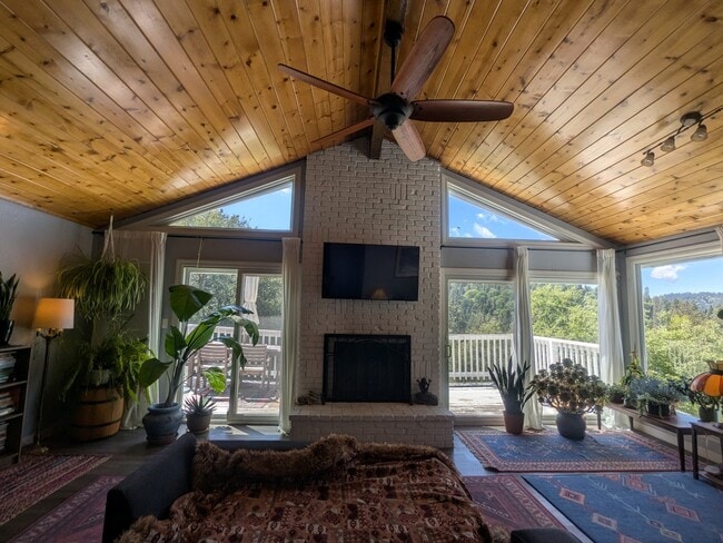 Building Photo - 832 Berne Dr