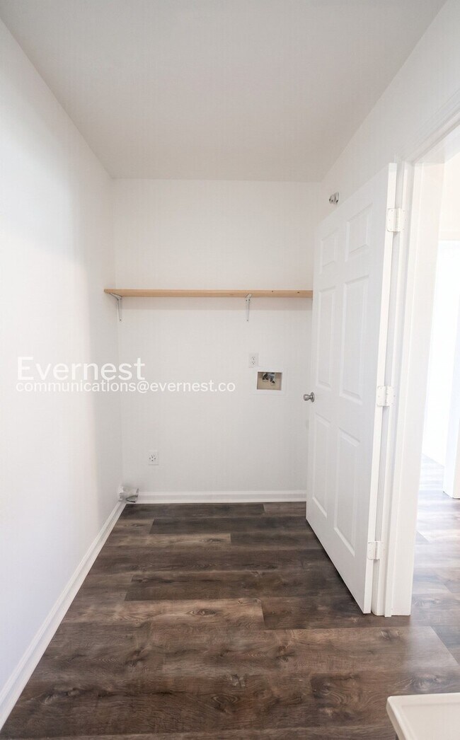 Building Photo - 3 Bed, 2 Bath Home with Off-Street Parking / Available Now!