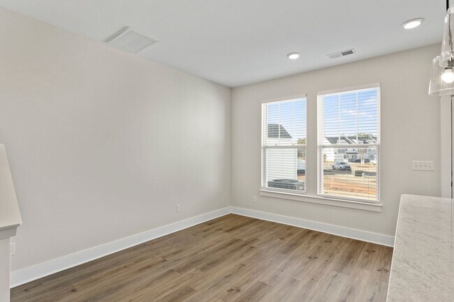 Building Photo - Perfectly Appointed Greenville Townhome 3bed/2.5 bath