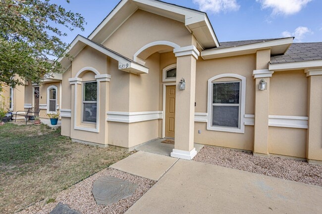 Building Photo - 5819 St Sylvia Loop