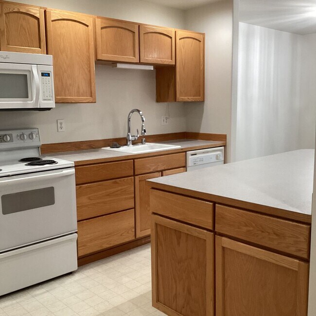 Building Photo - Bright & Spacious Everett Condo – 3 Bed, 2...