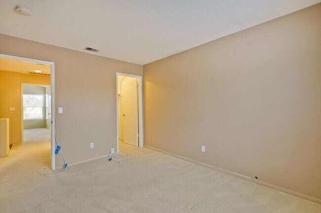 Building Photo - Awesome 3 Bedroom  Home Near Rivermark Plaza!
