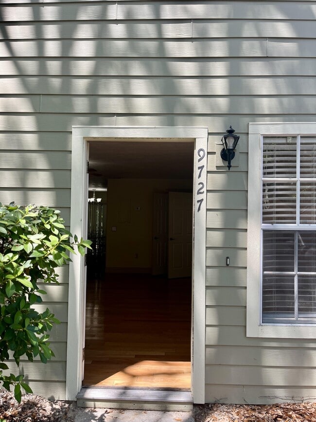 Building Photo - 9727 SW 52 Ln