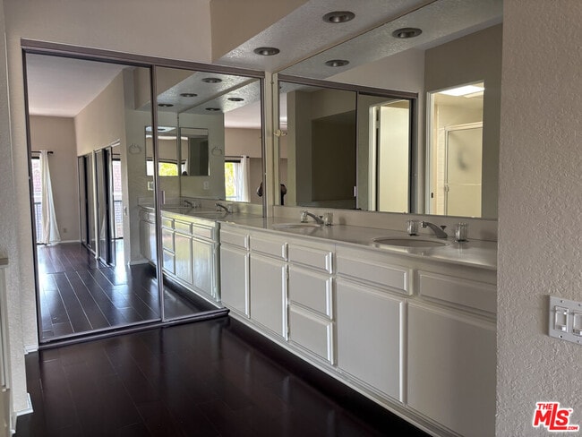 Building Photo - 4541 Alla Rd