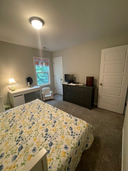 Building Photo - Room in House on E Webber Ln