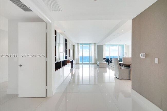 Building Photo - 2711 S Ocean Dr