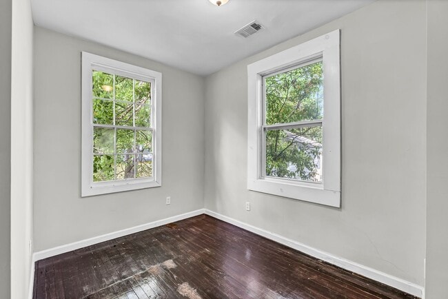 Building Photo - Charming 4BR Downtown Savannah Home with M...
