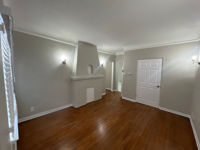 Building Photo - SPACIOUS 1 BEDROOM 1 BATH DOWNSTAIRS JUST ...