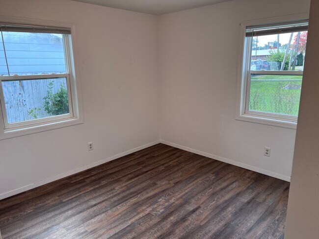 Building Photo - 3-Bed, 1-Bath Duplex with New Flooring & U...