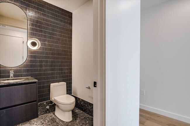 Building Photo - 610 Davis St