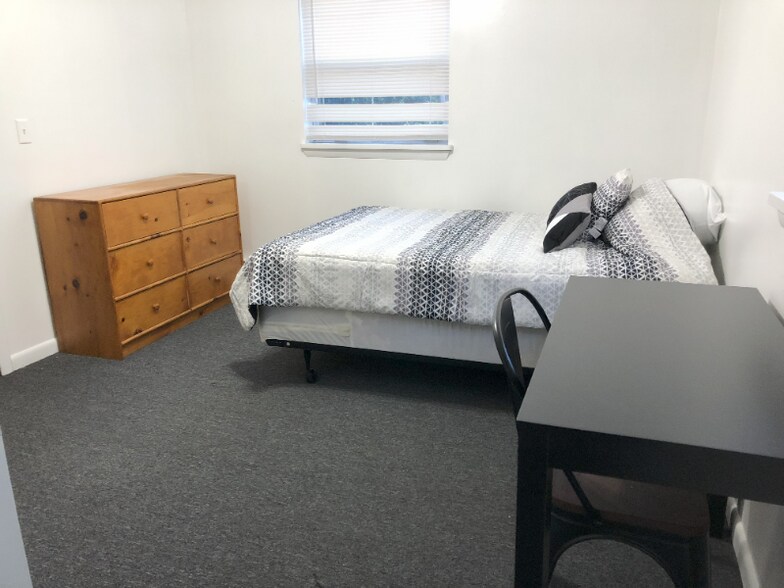 Building Photo - 153 Oak St