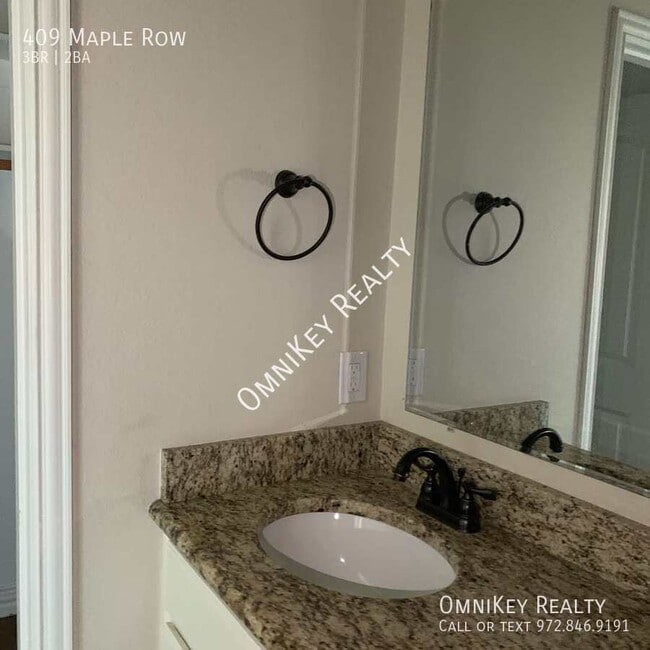 Building Photo - 409 Maple Row