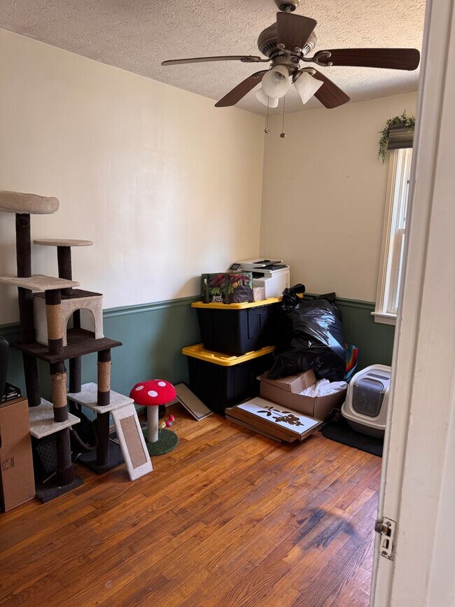 Building Photo - 2 Bedroom with Possible 3rd || 1 Bathroom - Single Family Home