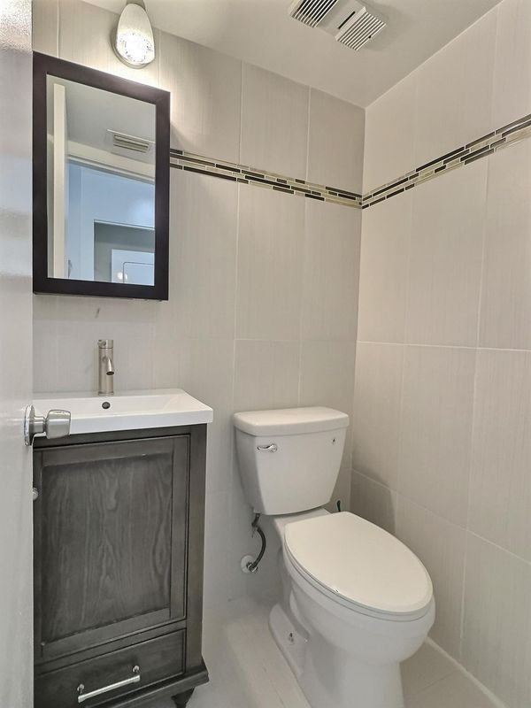 Building Photo - 2652 Riverside Dr