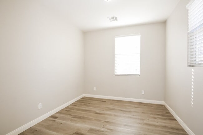 Building Photo - 5836 Sierra Cliff St