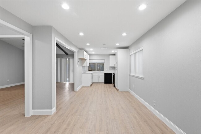 Building Photo - 2132 Bordeaux Dr