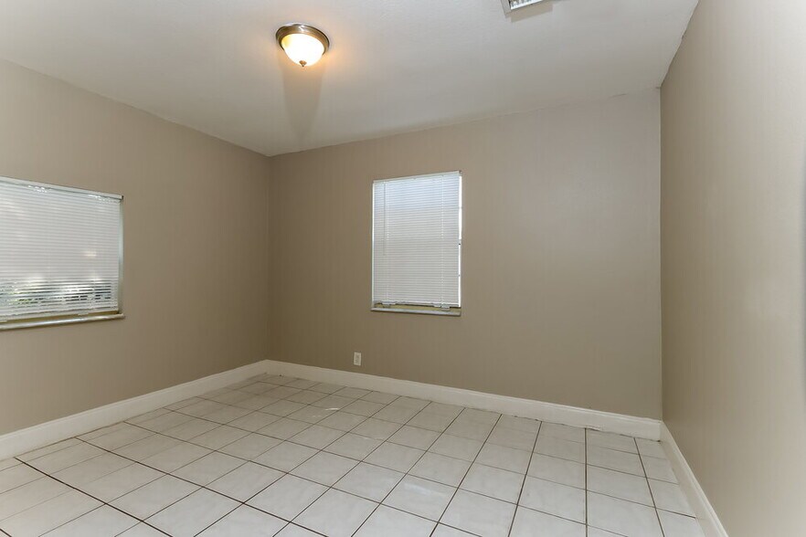Building Photo - 4610 Pinewood Ave