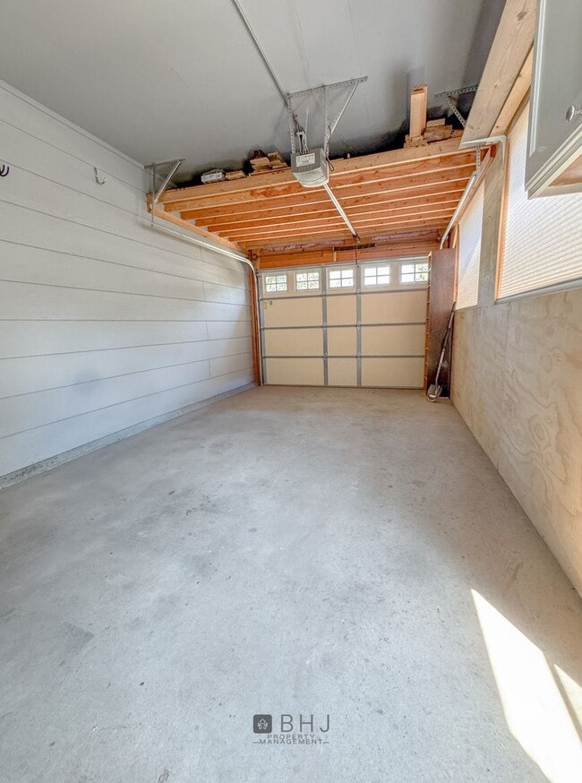 Building Photo - NEWLY UPDATED 2 BED/ 1 BATH SINGLE FAMILY ...