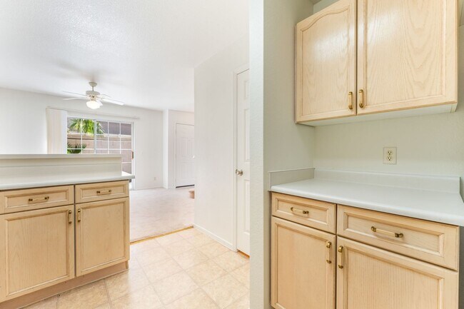 Building Photo - Northwest Townhome