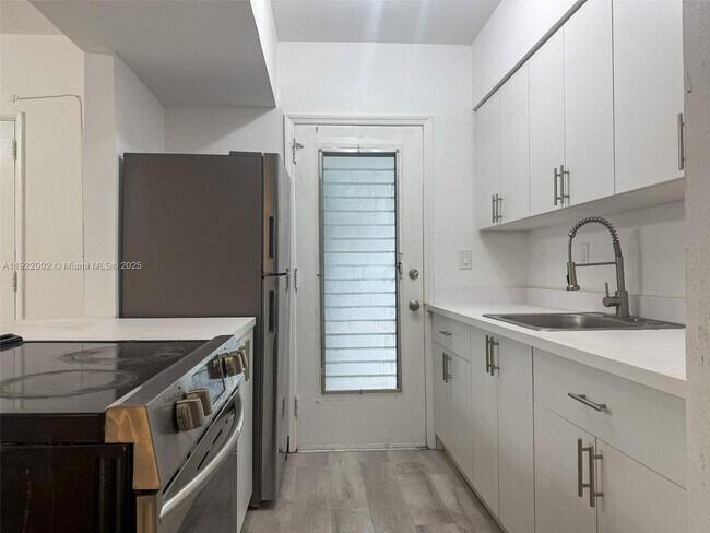 Building Photo - 10190 E Bay Harbor Dr