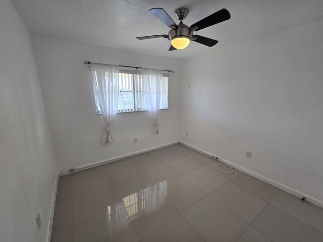 Building Photo - 2-Bed, 2-Bath Miami Condo in HOA Community – Pool, Laundry On-Site