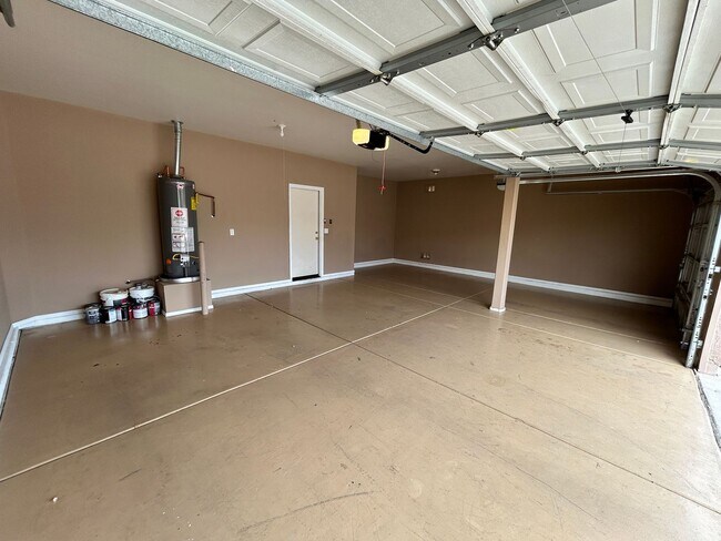 Building Photo - Large 3 Bed / 2 Bath Home with Sparkling P...