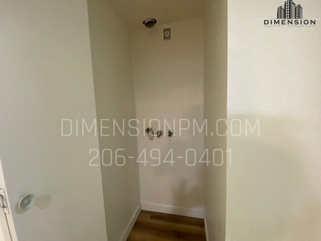 Building Photo - Easy to book Self Tours for this 2 bed/1 + bath condo in Kent off of Canyon Dr!