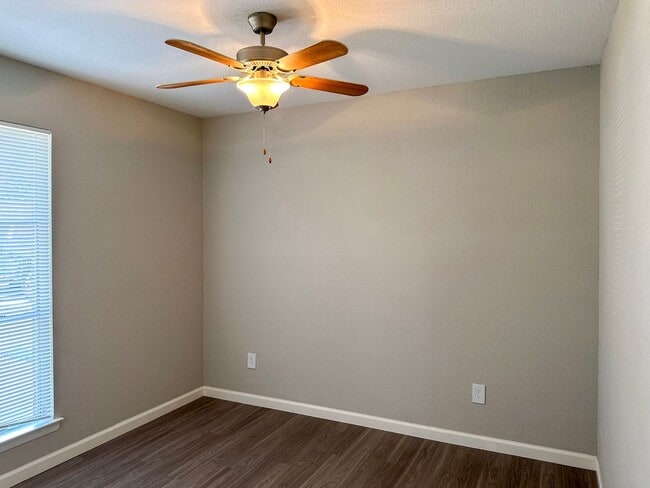 Building Photo - 3 Bedroom / 2 Bath / 2 Car Garage