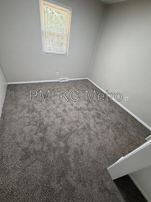 Building Photo - 5621 NE 51st St