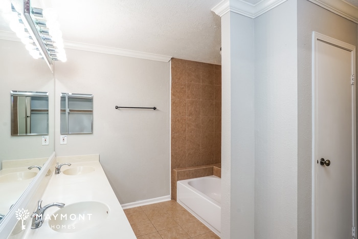 Building Photo - 4242 Heathfield Dr