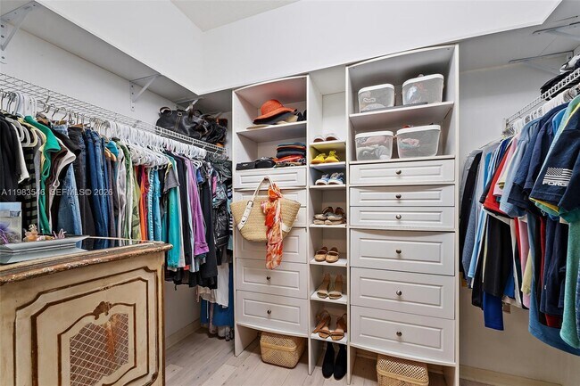 Building Photo - 1832 SW Willowbend Ln