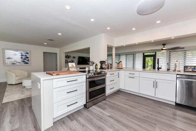 Building Photo - 700 SW 4th St