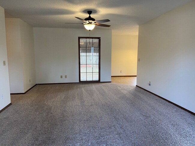 Building Photo - All brick 3 Bed, 2 Bath, 2 Car Garage Ranch