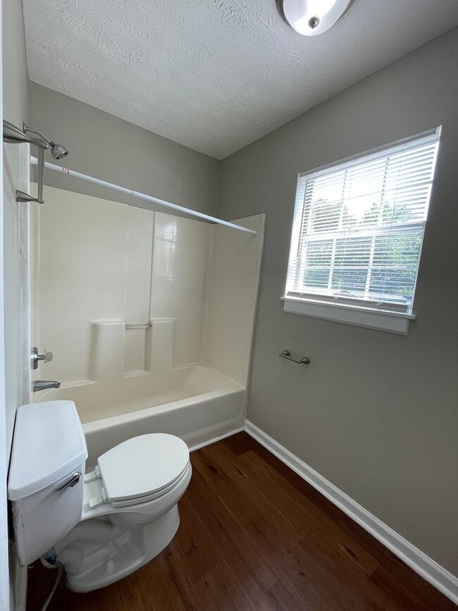 Building Photo - Newly Renovated Just For You!
