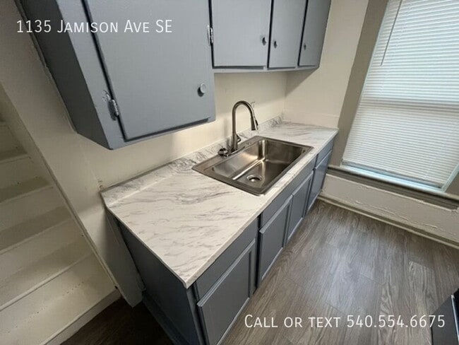 Building Photo - 1135 Jamison Ave SE