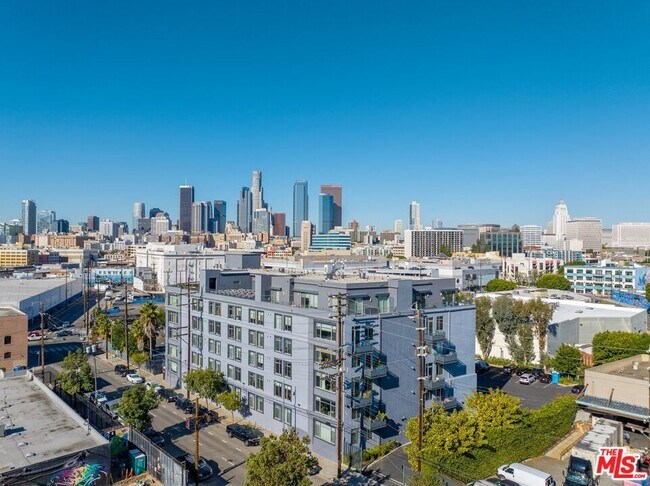 Building Photo - 825 E 4th St