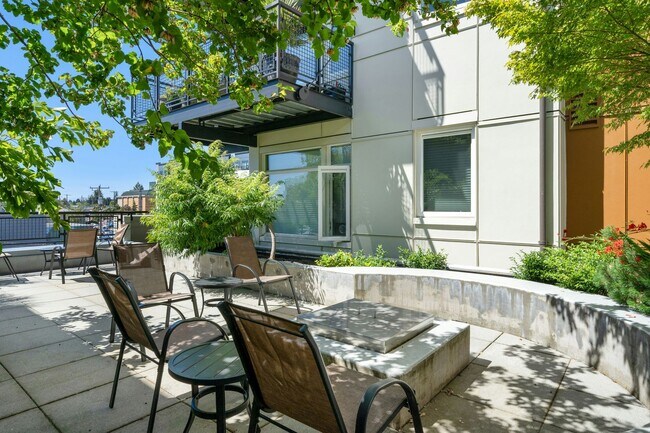 Building Photo - Roomy Townhouse in Downtown Burien, Excellent Walkable location!