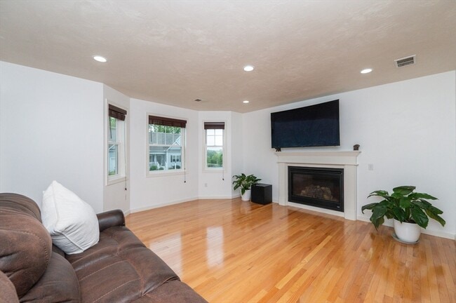 Building Photo - 7 Willow Brook Ln