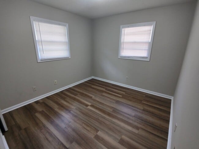 Building Photo - Downtown PC with River View