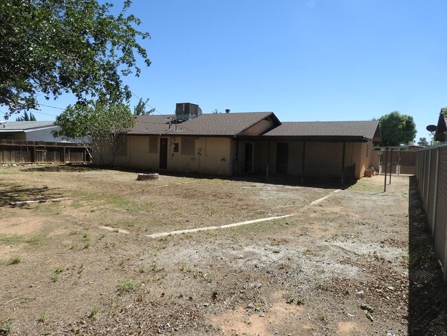 Building Photo - 4 Bedroom with large yard